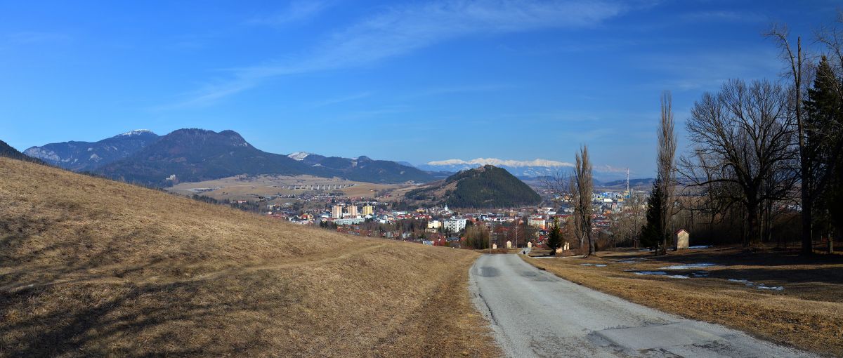 Ružomberok, Velký Choč, uprostřed Mnich, vzadu Tatry